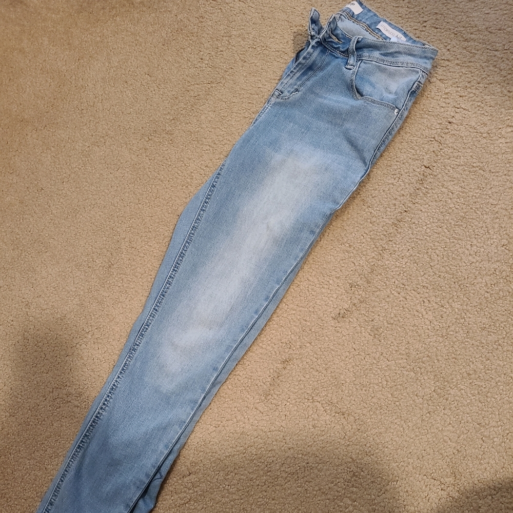 Kensie size 2/26 ankle mid rise jean